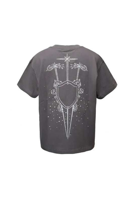LUMINOUS DAWN SKETCH KNIGHT TEE - CHACOLEの背面画像。盾と剣のプリントとパールが付けられたTシャツ。
