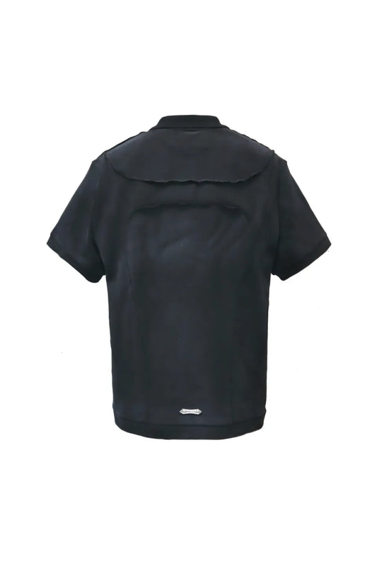 LUMINOUS DAWN STRUCTURED POLO - BLACK の背面画像。切り替えやフェードの加工が施されたポロシャツ。中央下部にロゴプレート付き。