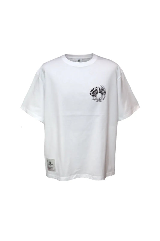 SIRUSI LOCUSの増情報騒S/S Tee(WHITE)のフロントビュー。左胸に炎のようなサークルロゴプリント、右裾にブランドのオリジナルネームタグが施されたゆったりとしたボックスシルエットのTシャツ。