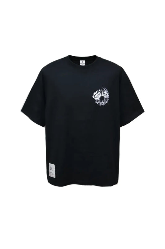 SIRUSI LOCUSの増情報騒S/S TEE(BLACK)のフロントビュー。しっかりとした厚みのある6.5オンスの黒い生地に、左胸の白いサークルグラフィックと裾のネームタグが引き締まった印象を与えるストリートTシャツ。