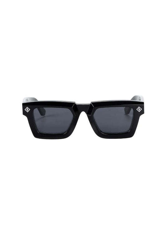 $ole only Monarch Square Sunglassesの正面。フロントサイドにあしらわれた菱形のロゴパーツと、光のぎらつきを抑える黒の偏光レンズ。