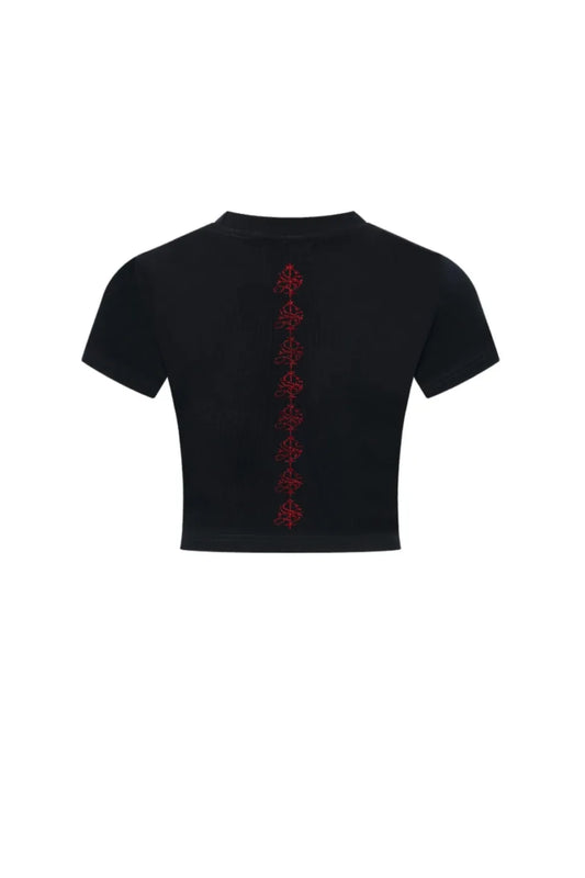 Supbaby by SUPPLIERのPetit Cross Rhinestone Cropped Tee(BLACK)のバック。背面のセンターラインに沿って、赤いクロスのラインストーンが縦一列に配置された後ろ姿。