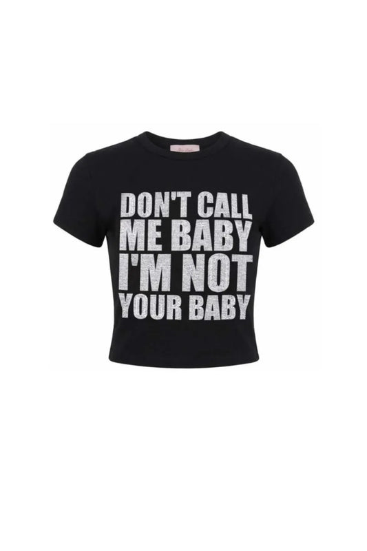 Supbaby by SUPPLIERのNOT YOUR BABY CROPPED TEE(BLACK)。黒地に「DON'T CALL ME BABY I'M NOT YOUR BABY」のメッセージが全面シルバーラインストーンで表現されたタイトなクロップドTシャツ。