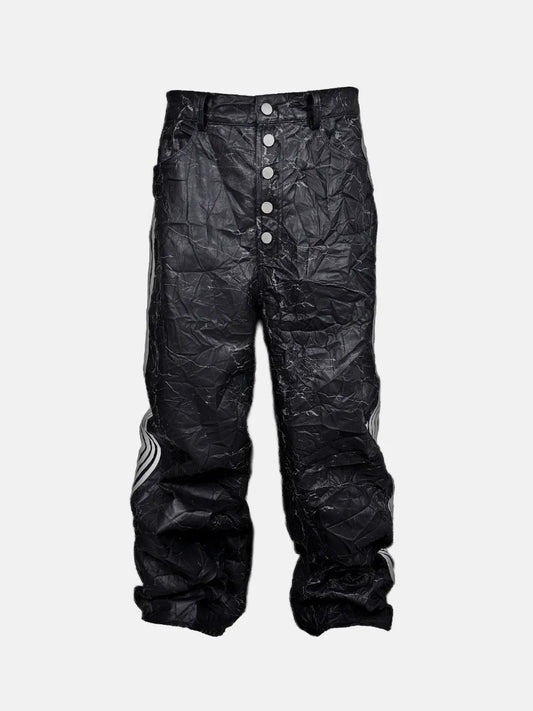 DistopionのVillain Pantsのフロントビュー。ハイライズのウエストから前立て部分にかけて縦に並んだ5つの特徴的なシルバーのスナップボタンと、全体に施された高コントラストなシワ加工が特徴的なスーパーワイドパンツ。