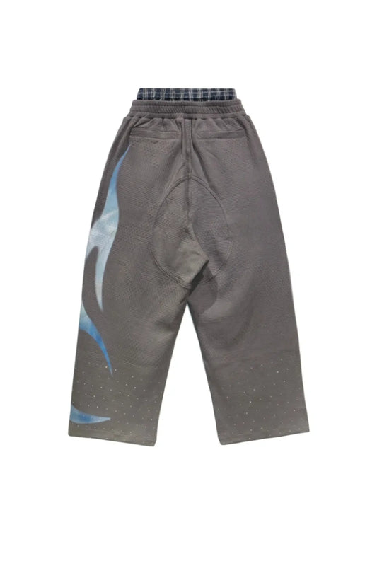 Sant-Mre De Rches Double-Waist Sweatpants DND4DESのバックスタイル画像。チェック柄腰回りのレイヤードディテールと、ゆったりとしたワイドバギーシルエットのバックデザイン。