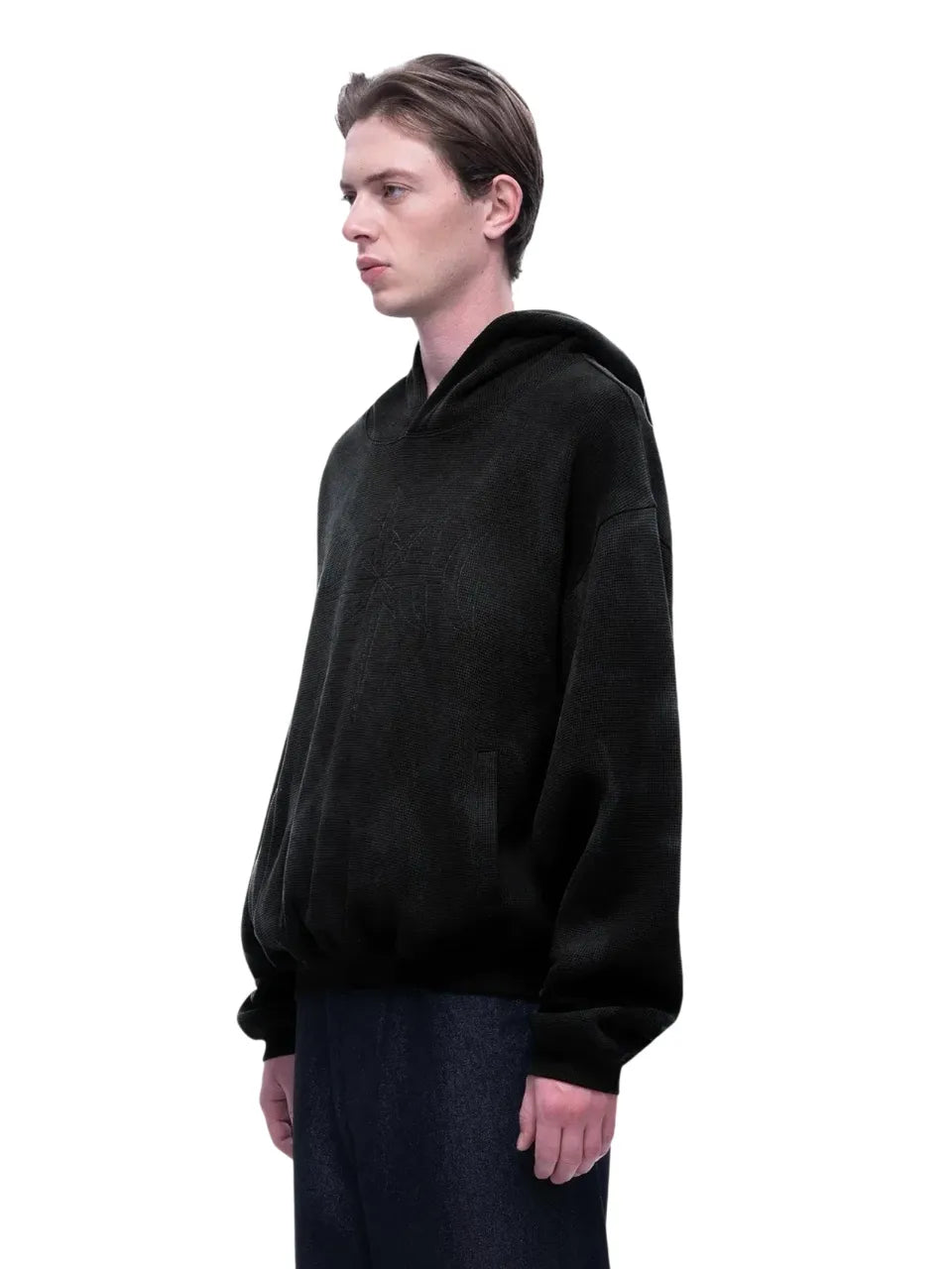 【THE BOY HAS NO PATIENCE】 LUMINOUS DAWN EMBROIDERED LOGO HOODIE (BLACK) モデル着用サイド画像