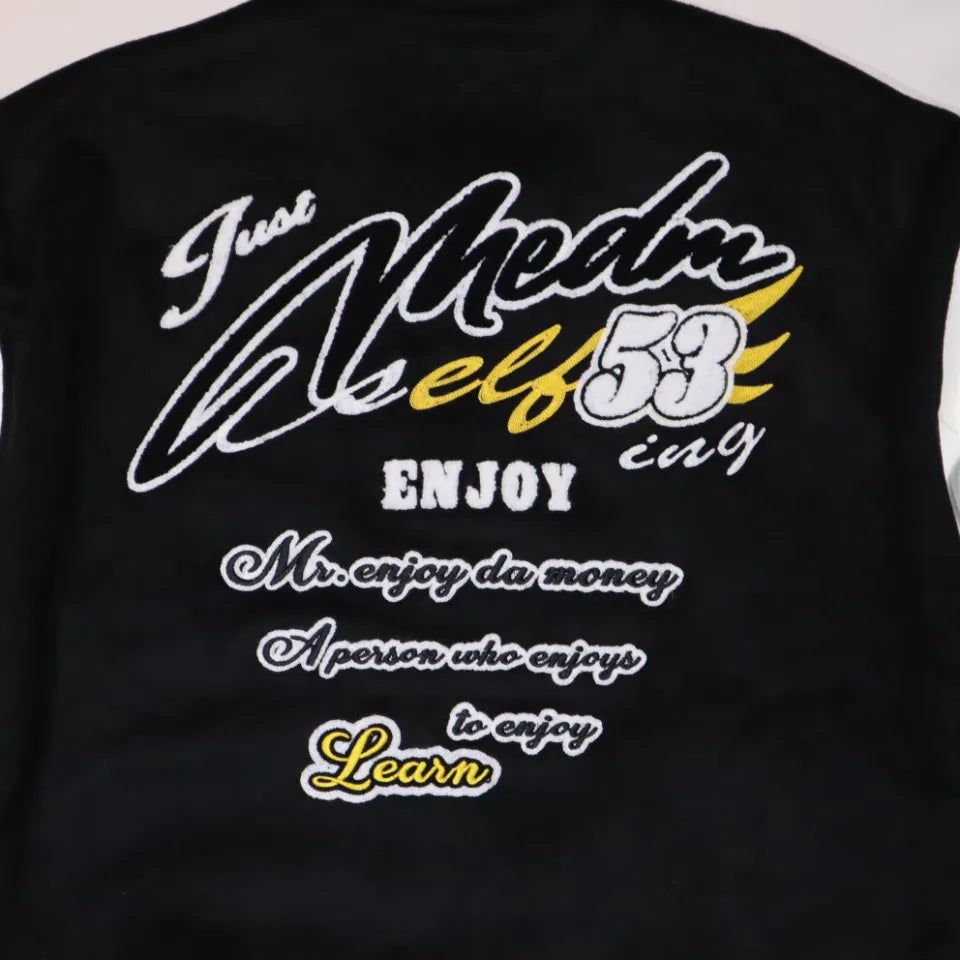 【MR. ENJOY DA MONEY】 BASIC EMBROIDERED BASEBALL JERSEY (BLACK)バックグラフィック刺繍の寄り画像。
