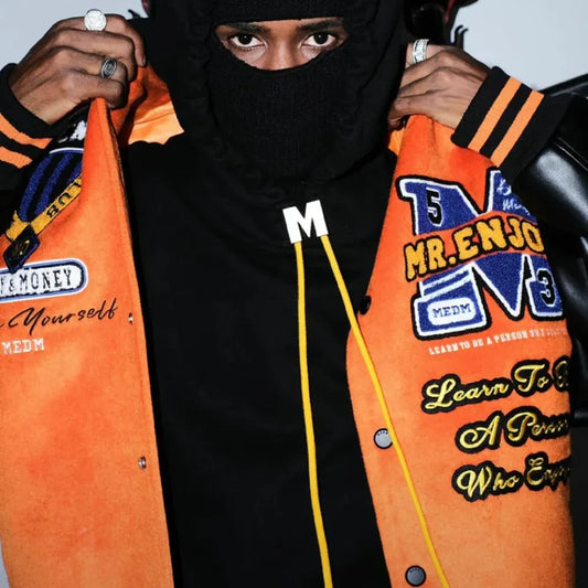 【MR. ENJOY DA MONEY】 BASIC EMBROIDERED BASEBALL JERSEY (ORANGE)コーディネートイメージ画像。バラクバラとフーディとの組み合わせ。