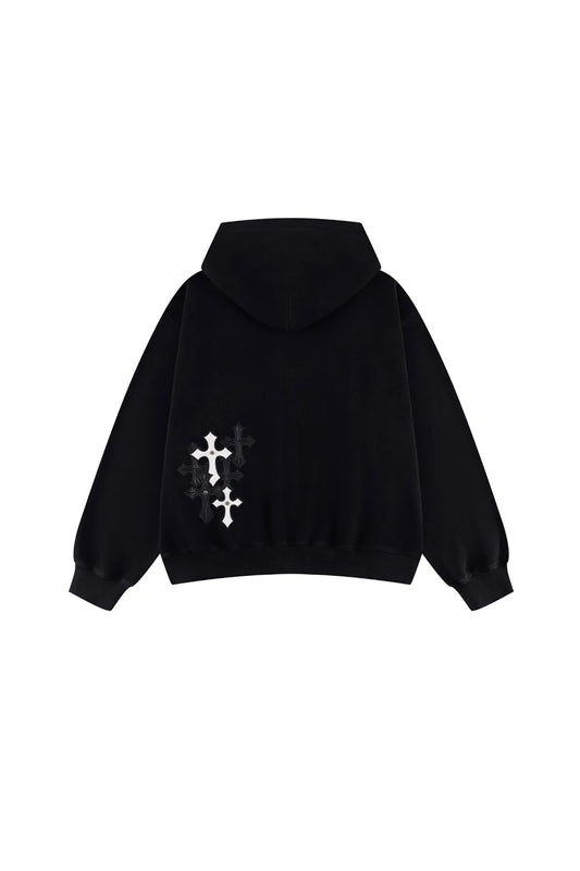 Cross Leather Patch Zip Hoodieの背面。左裾部分に施された、レザーパッチのクロスモチーフがアクセントのバックショット。