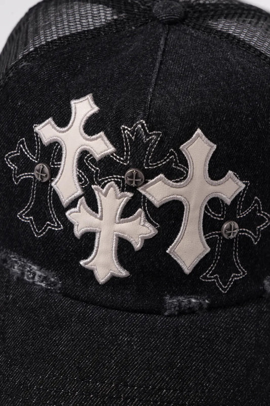 【SUPPLIER】 Multiple Cross Denim Cap (BLACK) フロントに配置されたクロスワッペンとメタルスタッズの拡大画像