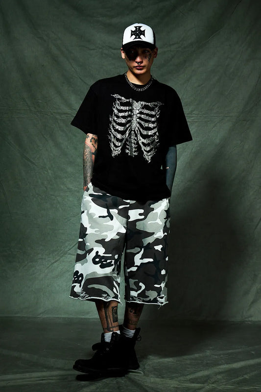 【SUPPLIER】 Rhinestone Fire Bones Tee (BLACK) ラインストーンボーンTシャツとカモフラショーツを合わせたモデルの全身正面着用画像
