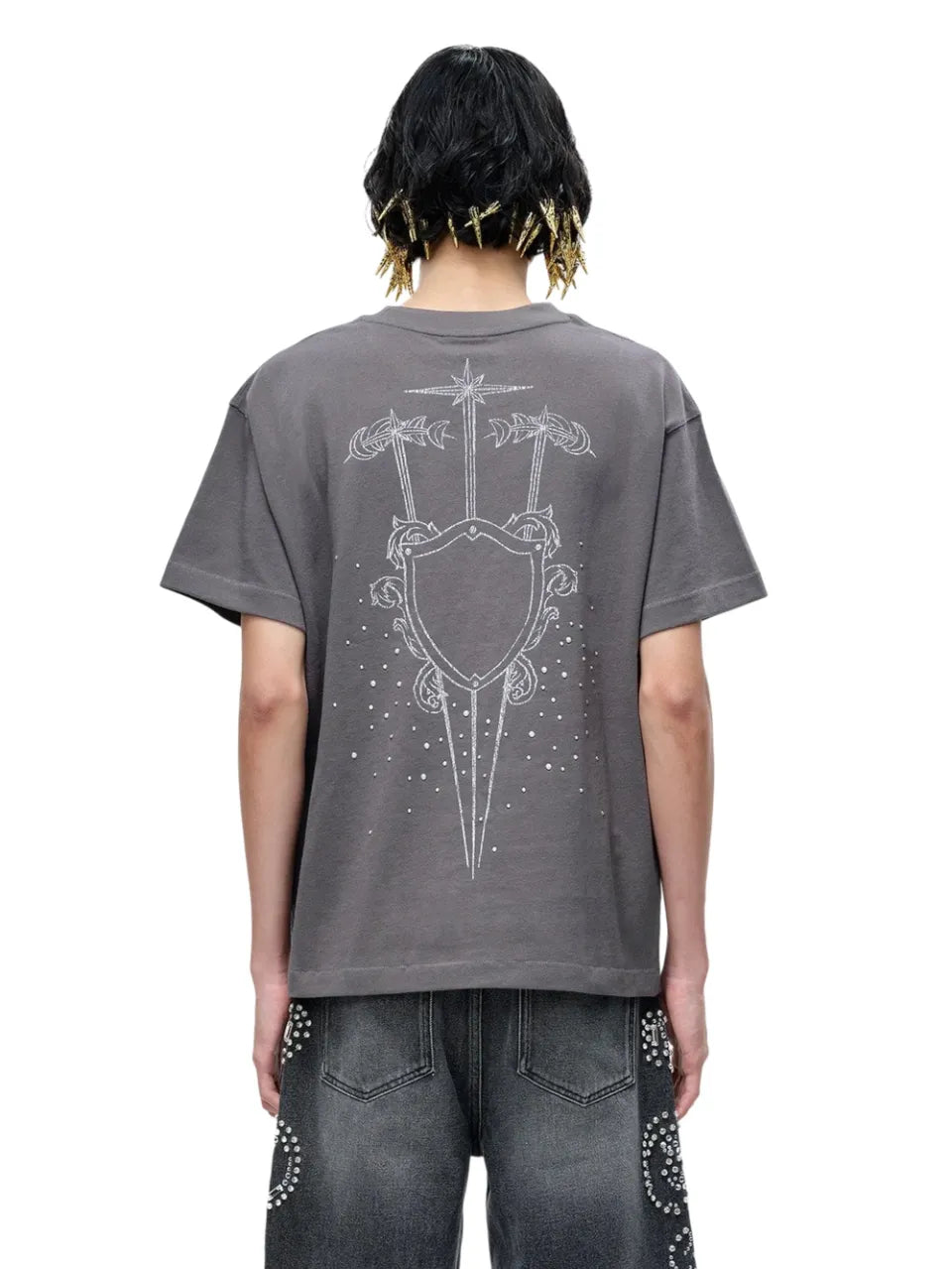 THE BOY HAS NO PATIENCE Tシャツ チャコールグレー 背面シールドプリント 男性モデル着用バックカット