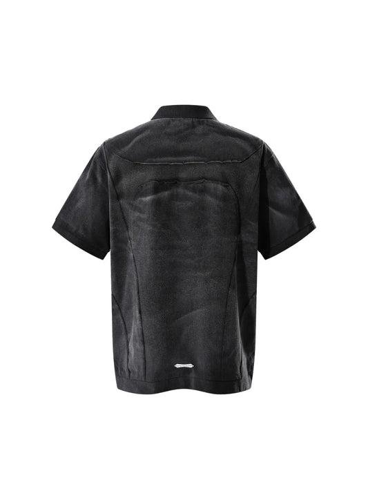 【THE BOY HAS NO PATIENCE】 LUMINOUS DAWN STRUCTURED POLO (BLACK) バック中央下部にメタルロゴパーツ 切り替えデザイン ポロシャツ 立体画像