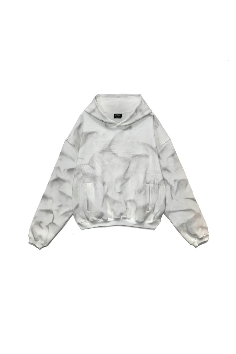 LUMINOUS DAWN EMBROIDERED LOGO HOODIE - WHITE の前面画像。フロントに同色のロゴ刺繍。全体に汚し加工の入った短丈のプルオーバーパーカー。