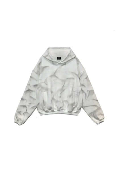 LUMINOUS DAWN EMBROIDERED LOGO HOODIE - WHITE の前面画像。フロントに同色のロゴ刺繍。全体に汚し加工の入った短丈のプルオーバーパーカー。