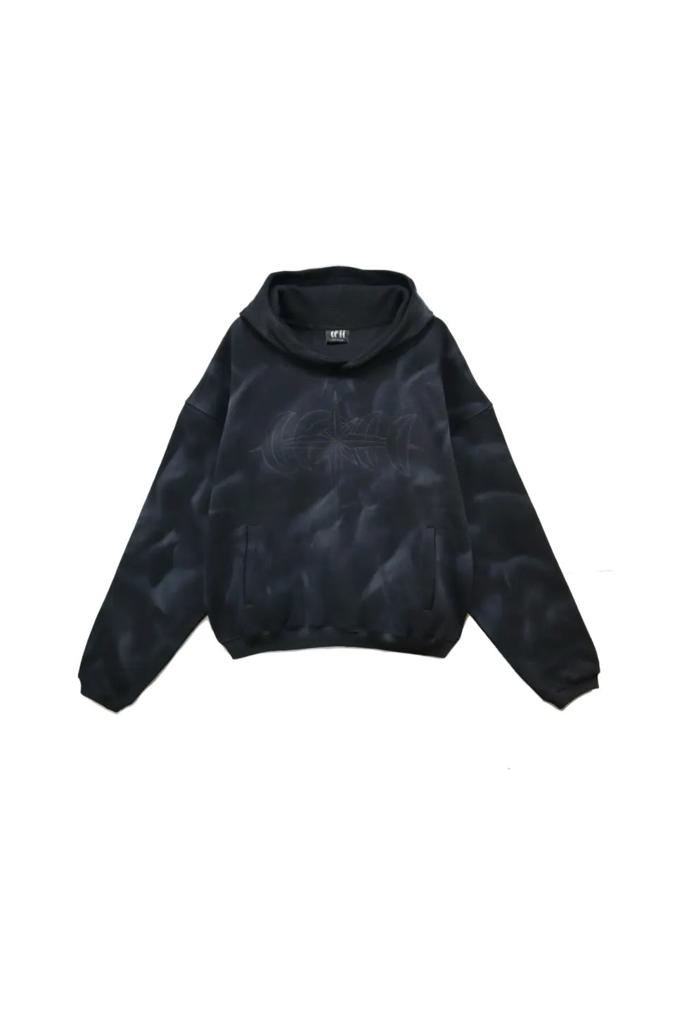 LUMINOUS DAWN EMBROIDERED LOGO HOODIE - BLACK の前面画像。フロントに同色のロゴ刺繍。全体に汚し加工の入った短丈のプルオーバーパーカー。