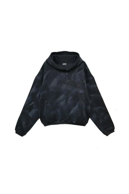 LUMINOUS DAWN EMBROIDERED LOGO HOODIE - BLACK の前面画像。フロントに同色のロゴ刺繍。全体に汚し加工の入った短丈のプルオーバーパーカー。