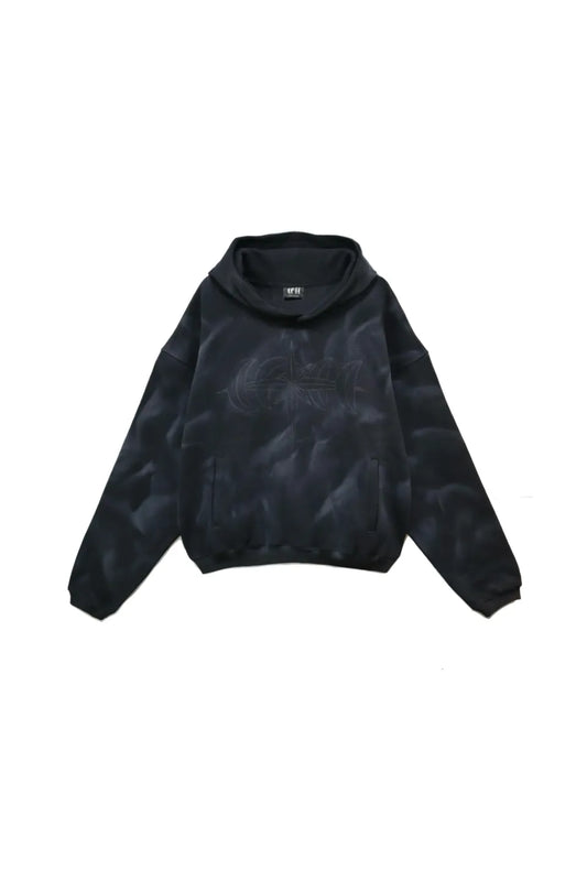 LUMINOUS DAWN EMBROIDERED LOGO HOODIE - BLACK の前面画像。フロントに同色のロゴ刺繍。全体に汚し加工の入った短丈のプルオーバーパーカー。