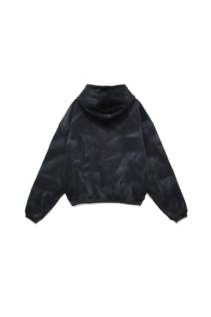 LUMINOUS DAWN EMBROIDERED LOGO HOODIE - BLACK の背面画像。全体に汚し加工の入った短丈のプルオーバーパーカー。
