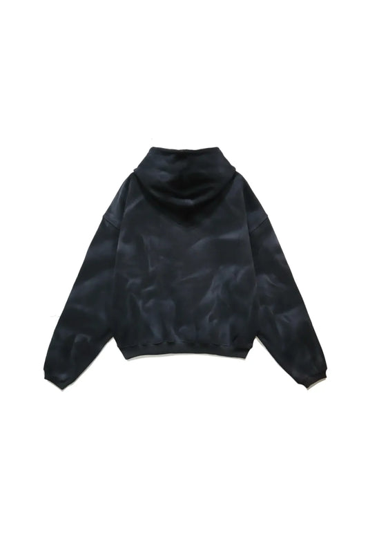 LUMINOUS DAWN EMBROIDERED LOGO HOODIE - BLACK の背面画像。全体に汚し加工の入った短丈のプルオーバーパーカー。