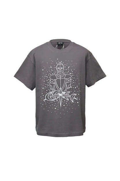 LUMINOUS DAWN SKETCH KNIGHT TEE - CHACOLEの前面画像。騎士のプリントとパールが付けられたTシャツ。