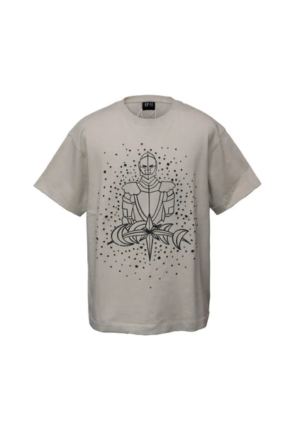 LUMINOUS DAWN SKETCH KNIGHT TEE - BEIGEの前面画像。騎士のプリントとパールが付けられたTシャツ。