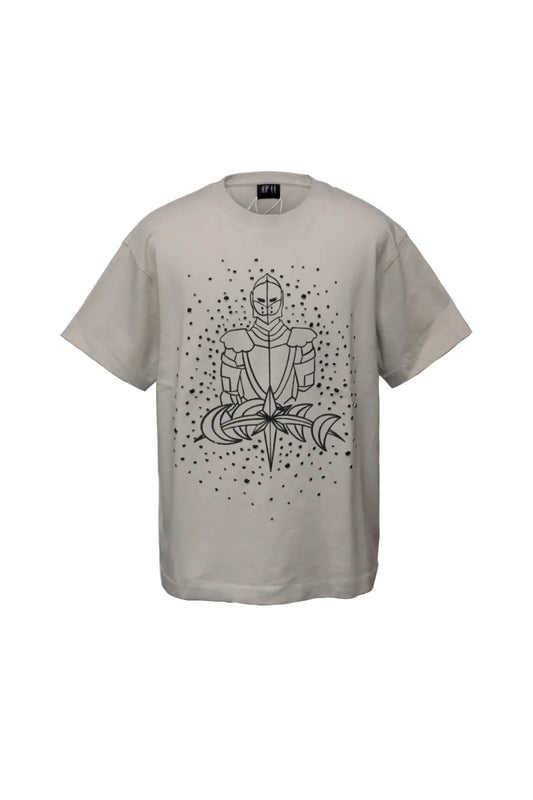 LUMINOUS DAWN SKETCH KNIGHT TEE - BEIGEの前面画像。騎士のプリントとパールが付けられたTシャツ。