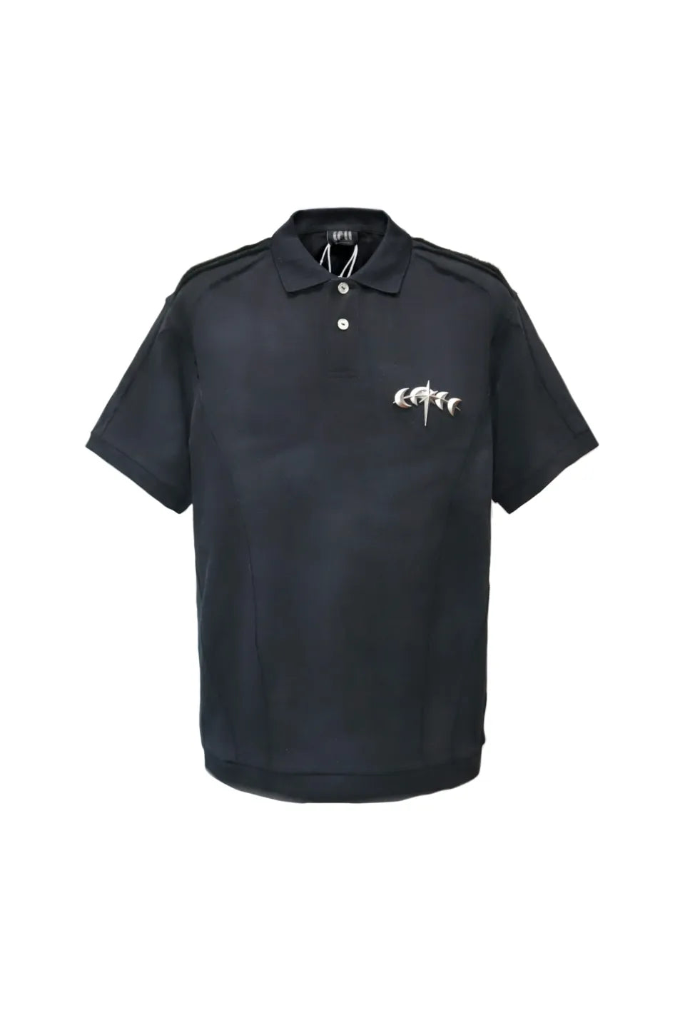 LUMINOUS DAWN STRUCTURED POLO - BLACK の前面画像。切り替えやフェードの加工が施されたポロシャツ。胸にはロゴのプレート付き。