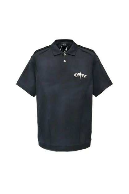 LUMINOUS DAWN STRUCTURED POLO - BLACK の前面画像。切り替えやフェードの加工が施されたポロシャツ。胸にはロゴのプレート付き。