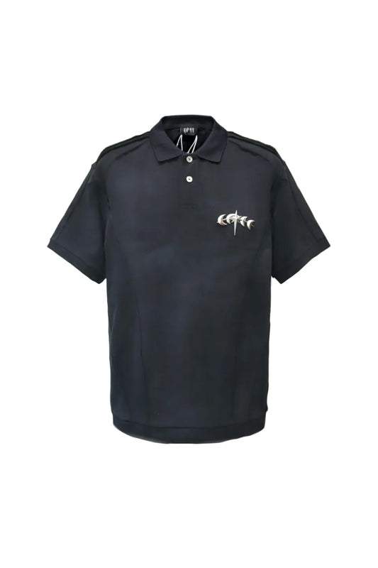 LUMINOUS DAWN STRUCTURED POLO - BLACK の前面画像。切り替えやフェードの加工が施されたポロシャツ。胸にはロゴのプレート付き。