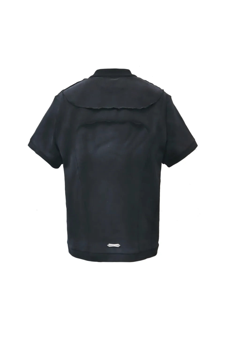 LUMINOUS DAWN STRUCTURED POLO - BLACK の背面画像。切り替えやフェードの加工が施されたポロシャツ。中央下部にロゴプレート付き。