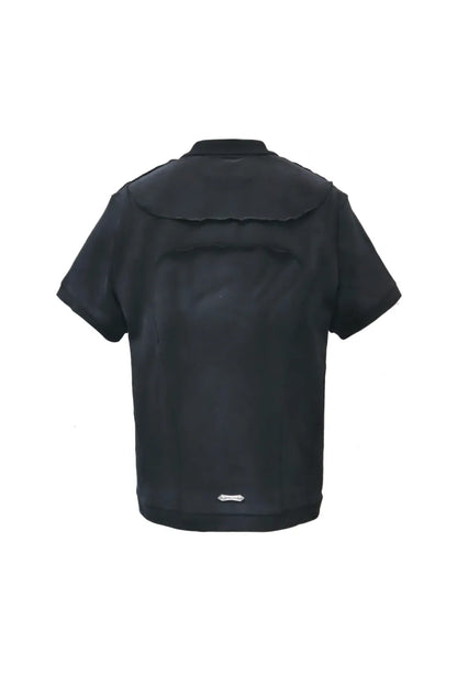 LUMINOUS DAWN STRUCTURED POLO - BLACK の背面画像。切り替えやフェードの加工が施されたポロシャツ。中央下部にロゴプレート付き。