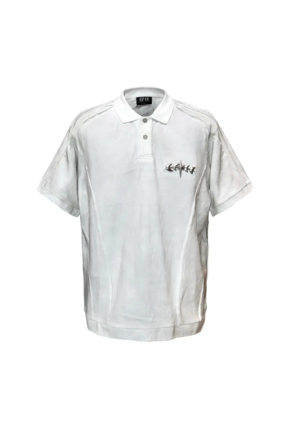 LUMINOUS DAWN STRUCTURED POLO - WHITE の前面画像。切り替えや汚しの加工が施されたポロシャツ。胸にはロゴのプレート付き。