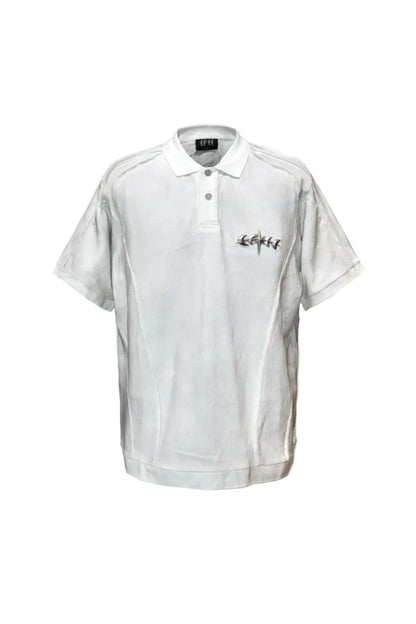 LUMINOUS DAWN STRUCTURED POLO - WHITE の前面画像。切り替えや汚しの加工が施されたポロシャツ。胸にはロゴのプレート付き。