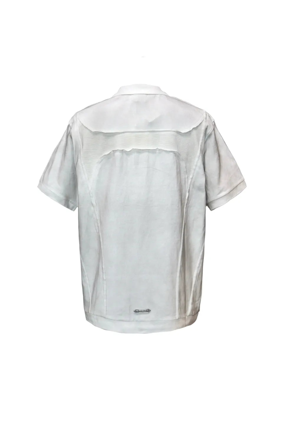 LUMINOUS DAWN STRUCTURED POLO - WHITE の背面画像。切り替えや汚しの加工が施されたポロシャツ。中央下部にロゴのプレート付き。