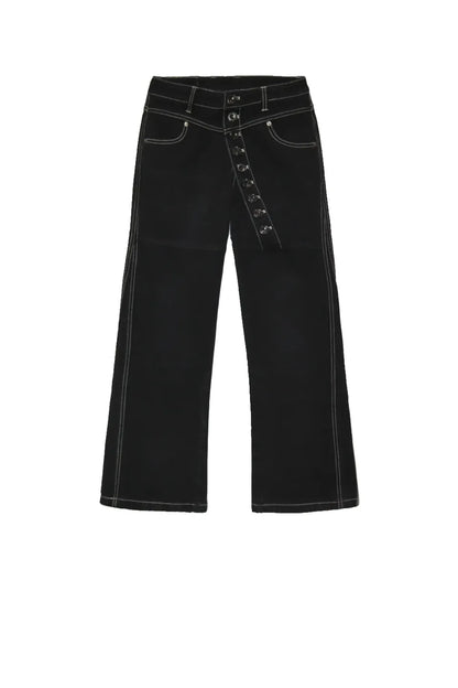 Long Button-Down Laser-Cut Jeansの正面。ボタンフライが斜めにデザインされた、アシンメトリーなブラックフレアデニム。