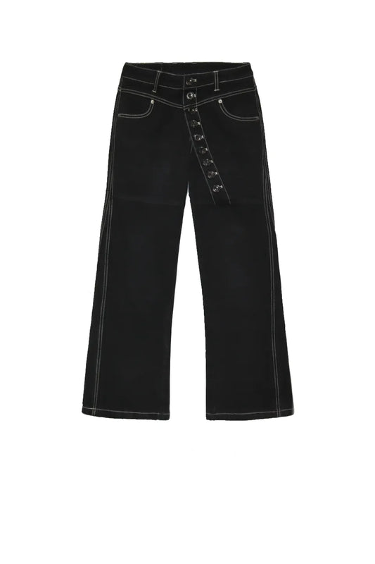 Long Button-Down Laser-Cut Jeansの正面。ボタンフライが斜めにデザインされた、アシンメトリーなブラックフレアデニム。
