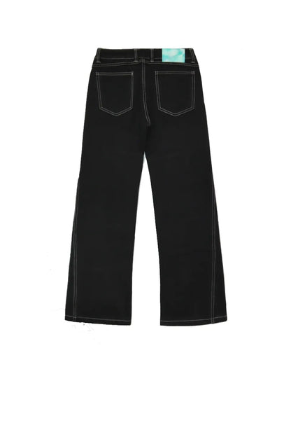 Long Button-Down Laser-Cut Jeansの背面。右腰の鮮やかなブルーグリーンのパッチと、美しいフレアシルエットが特徴。