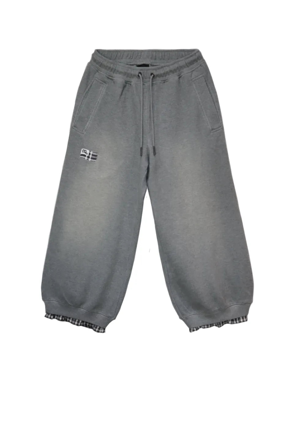 MADFRENZY Layred Sweatpants。裾からチェック柄が覗く、フェードグレーのワイドシルエットスウェットパンツ。