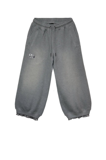 MADFRENZY Layred Sweatpants。裾からチェック柄が覗く、フェードグレーのワイドシルエットスウェットパンツ。