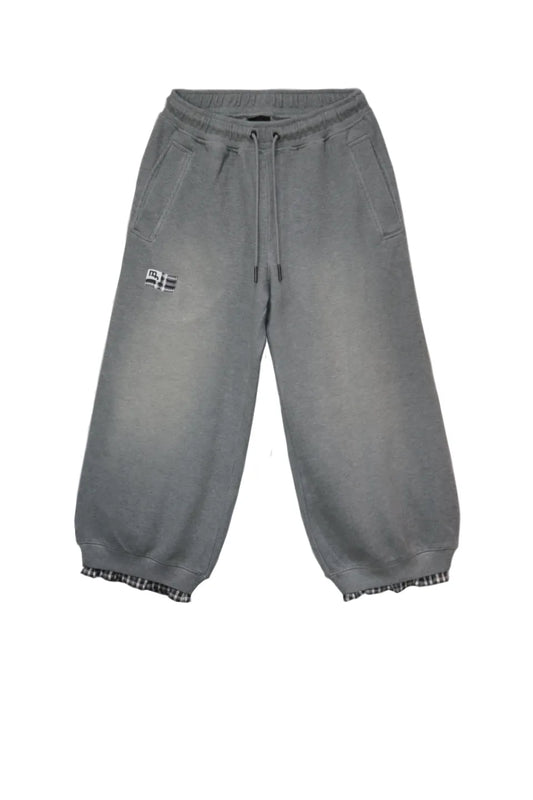 MADFRENZY Layred Sweatpants。裾からチェック柄が覗く、フェードグレーのワイドシルエットスウェットパンツ。