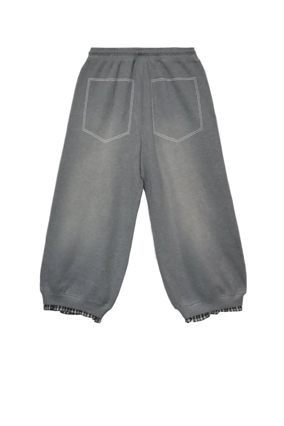 MADFRENZY Layred Sweatpants。ヒップポケット風のステッチが見える、フェードグレーのワイドシルエットスウェットパンツの背面デザイン。
