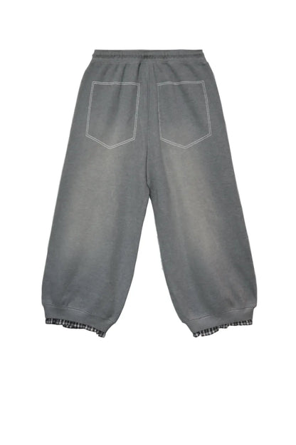 MADFRENZY Layred Sweatpants。ヒップポケット風のステッチが見える、フェードグレーのワイドシルエットスウェットパンツの背面デザイン。