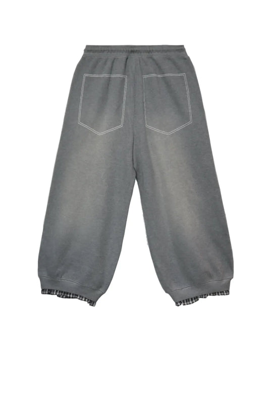MADFRENZY Layred Sweatpants。ヒップポケット風のステッチが見える、フェードグレーのワイドシルエットスウェットパンツの背面デザイン。