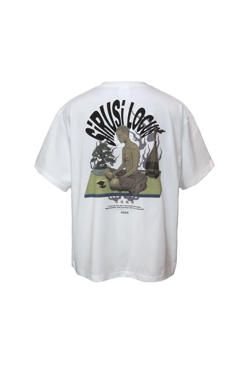 SIRUSI LOCUSの増情報騒S/S Tee（WHITE）のバックビュー。背面に盆栽や琵琶、全身に文字が書かれた人物が細密に描かれた和のインクジェットプリントTシャツ。