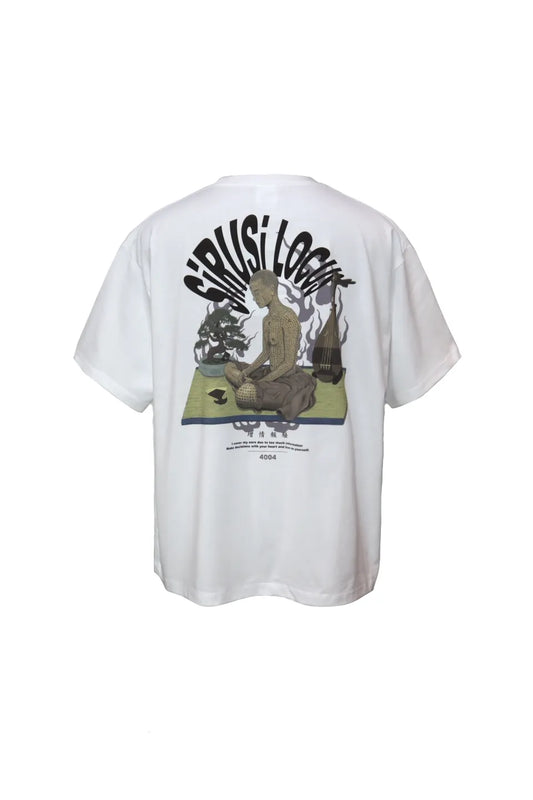 SIRUSI LOCUSの増情報騒S/S Tee（WHITE）のバックビュー。背面に盆栽や琵琶、全身に文字が書かれた人物が細密に描かれた和のインクジェットプリントTシャツ。