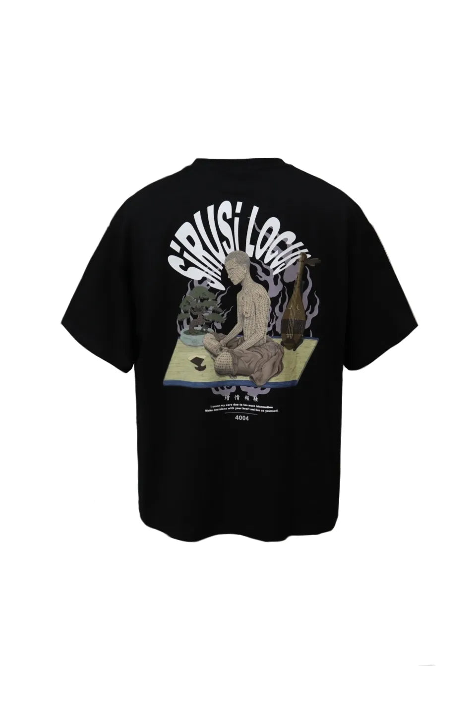 SIRUSI LOCUSの増情報騒S/S TEE（BLACK）のバックビュー。黒いボディの背面に映える、お経のような文字を纏った人物とオリエンタルなグラフィックプリント。