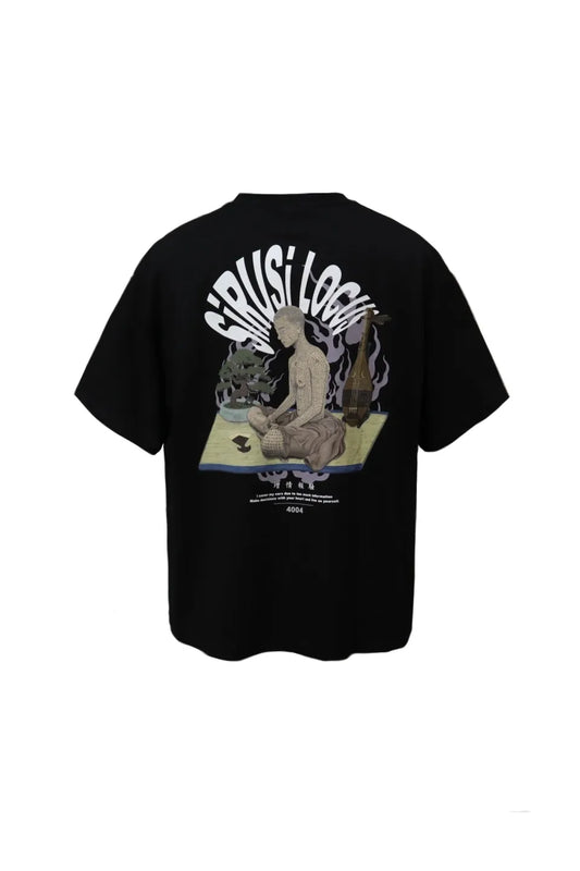 SIRUSI LOCUSの増情報騒S/S TEE（BLACK）のバックビュー。黒いボディの背面に映える、お経のような文字を纏った人物とオリエンタルなグラフィックプリント。