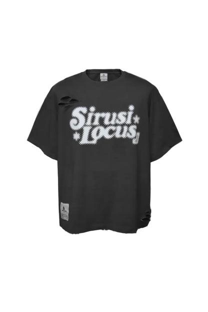 SIRUSI LOCUSのSIRUSI LOGOTYPE HALFTONE S/S TEE（スミ）のフロントビュー。右肩にダメージ加工が施され、フロントに白いハーフトーン調のブランドロゴが大きくプリントされたボックスシルエットTシャツ。