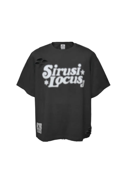 SIRUSI LOCUSのSIRUSI LOGOTYPE HALFTONE S/S TEE（スミ）のフロントビュー。右肩にダメージ加工が施され、フロントに白いハーフトーン調のブランドロゴが大きくプリントされたボックスシルエットTシャツ。